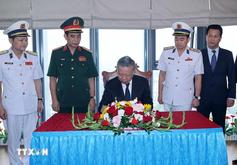Chủ tịch nước Tô Lâm ghi lưu bút tại Quân chủng Hải quân. (Ảnh: Nhan Sáng/TTXVN)