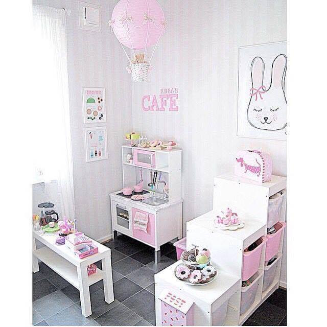 Quán cà phê xinh xắn của riêng bé