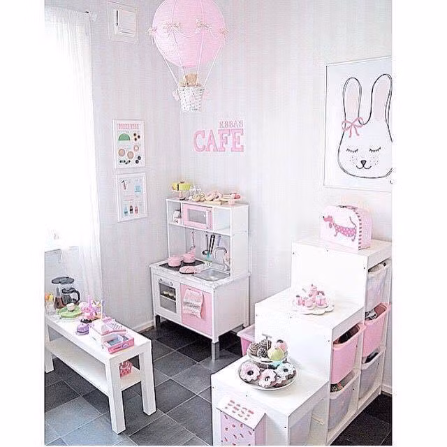 Quán cà phê xinh xắn của riêng bé