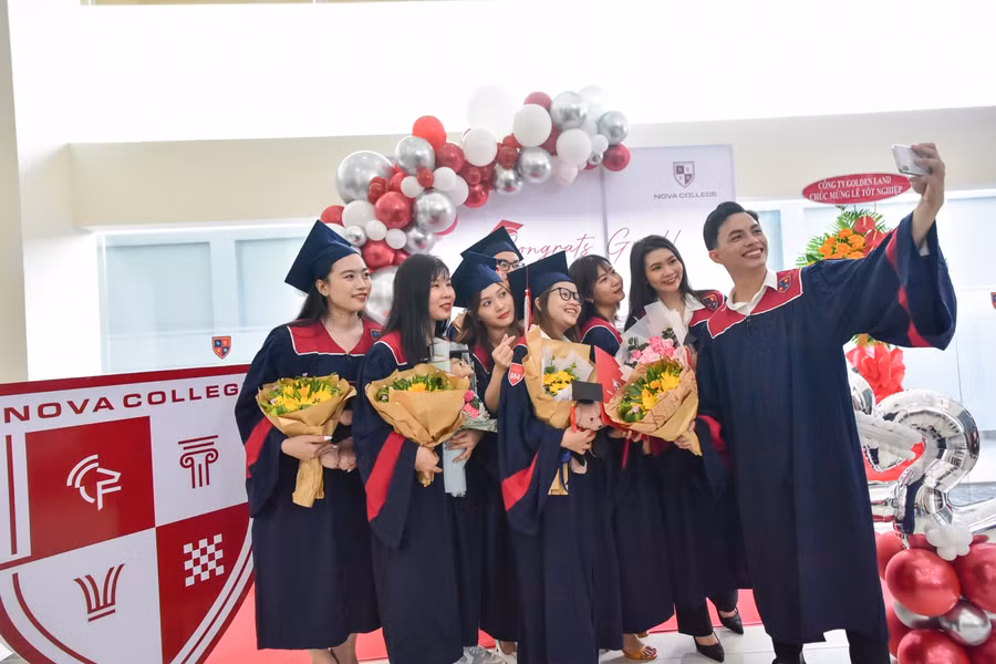 Sinh viên Nova College lưu giữ những khoảnh khắc đáng nhớ trong Lễ tốt nghiệp 2022.