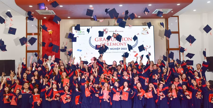 Nghi thức tung nón kết thúc Lễ tốt nghiệp đầy cảm xúc.