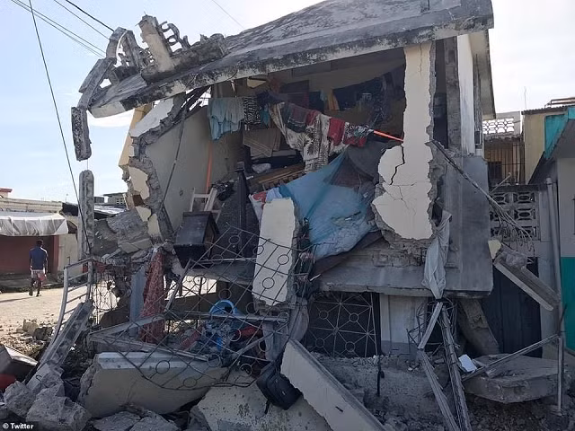 Video: Hiện trường đổ nát sau vụ động đất khiến ít nhất 304 người chết tại Haiti ảnh 2