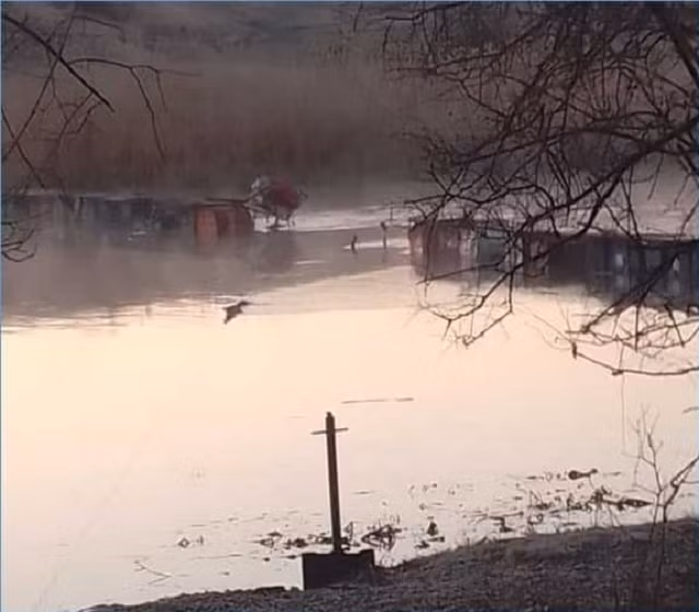 Cầu phao của quân đội Ukraine bị đánh sập