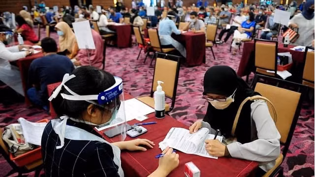 Tại một trung tâm tiêm vắc xin Covid-19 ở Malaysia.