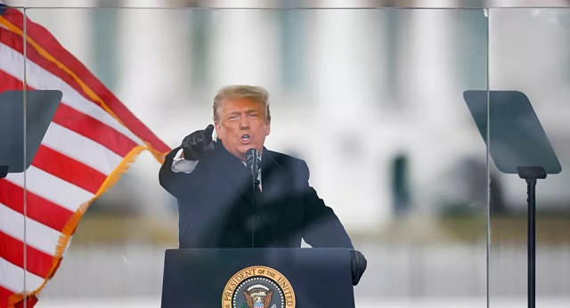 Ông Trump nói với người ủng hộ bên ngoài Nhà trắng.