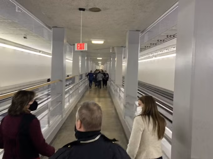 Nhân viên quay lại tòa nhà Quốc hội bằng đường hầm.