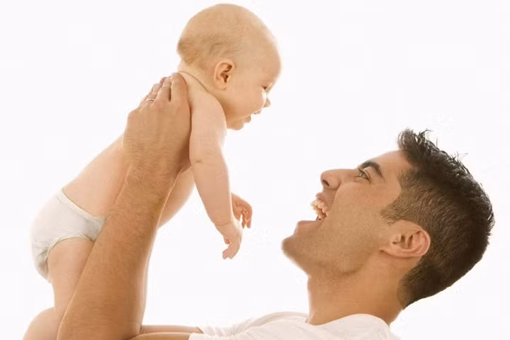 Mách mẹ giai đoạn trẻ sơ sinh có thể bế đứng