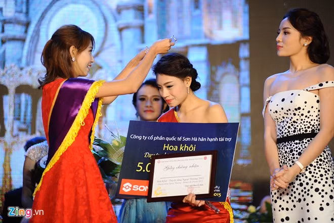 Nữ sinh Ngoại thương khoe sắc trong đêm chung kết