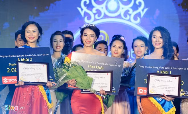 Nữ sinh Ngoại thương khoe sắc trong đêm chung kết