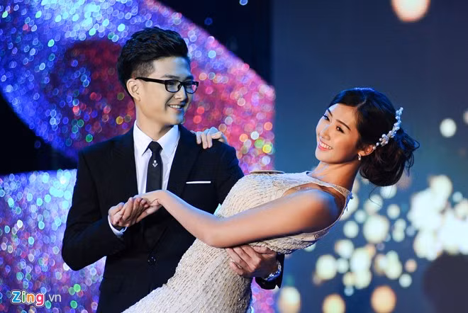 Nữ sinh Ngoại thương khoe sắc trong đêm chung kết