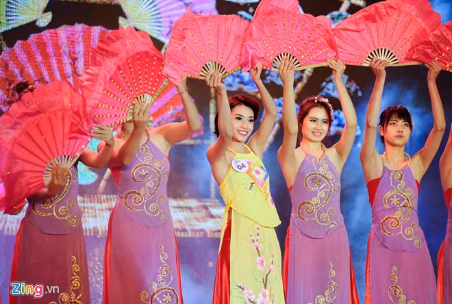 Nữ sinh Ngoại thương khoe sắc trong đêm chung kết