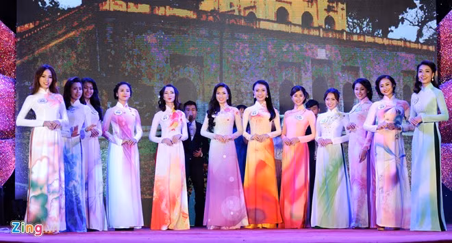 Nữ sinh Ngoại thương khoe sắc trong đêm chung kết