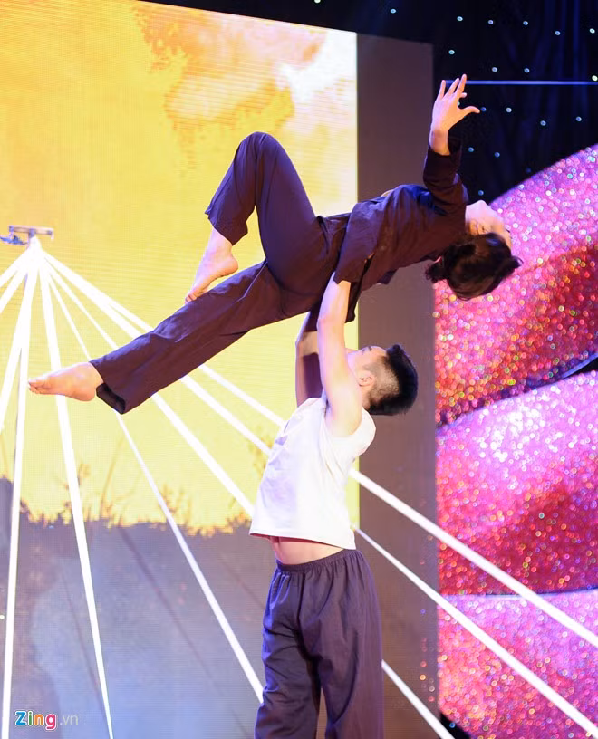 Nữ sinh Ngoại thương khoe sắc trong đêm chung kết