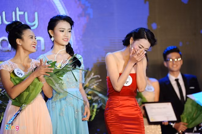 Nữ sinh Ngoại thương khoe sắc trong đêm chung kết