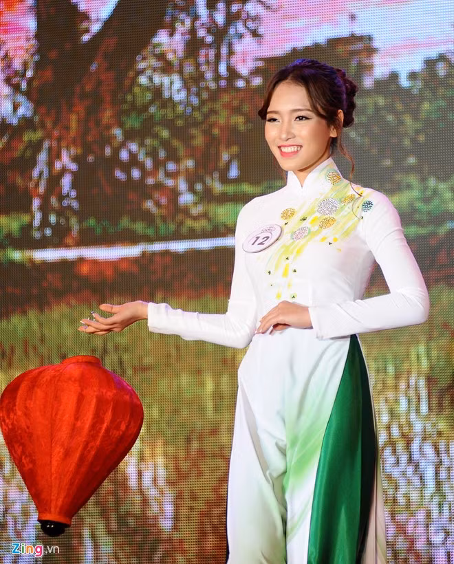 Nữ sinh Ngoại thương khoe sắc trong đêm chung kết