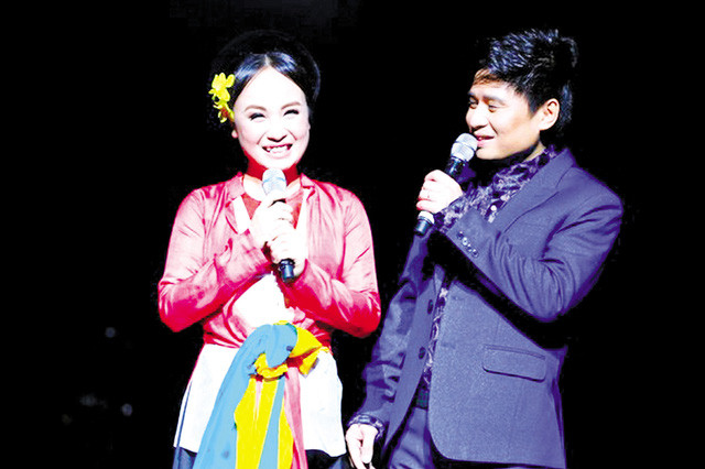 NSƯT Thu Huyền tự hào có người chồng như Tấn Minh ảnh 1 Vợ chồng ca sĩ Tấn Minh tình cảm trên sân khấu. Ảnh: TL