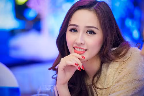 Á hậu Tú Anh 