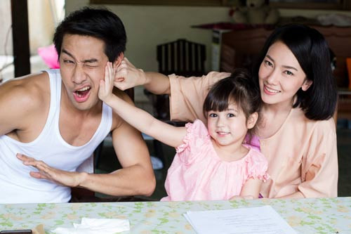 Bố mẹ đẹp dễ có khả năng sinh con gái