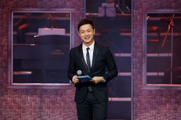 MC truyền hình đồng hành cùng những chương trình 