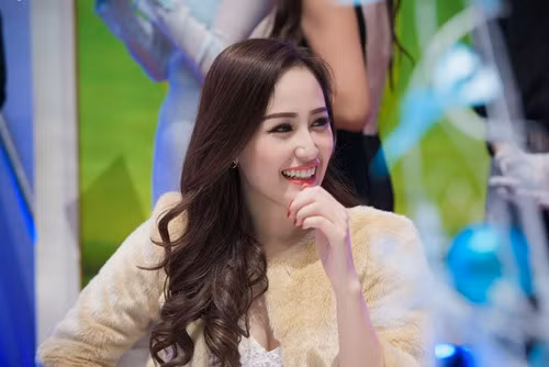 Á hậu Tú Anh 