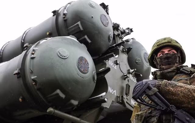 Một binh sĩ bên hệ thống phòng thủ S-400