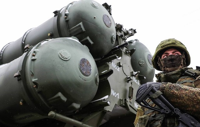 Một binh sĩ bên hệ thống phòng thủ S-400