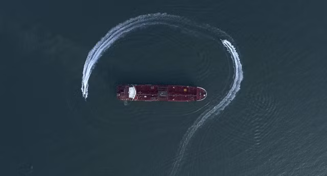 Thuyền tốc độ của Iran đi quanh tàu dầu Anh ngày 21/7