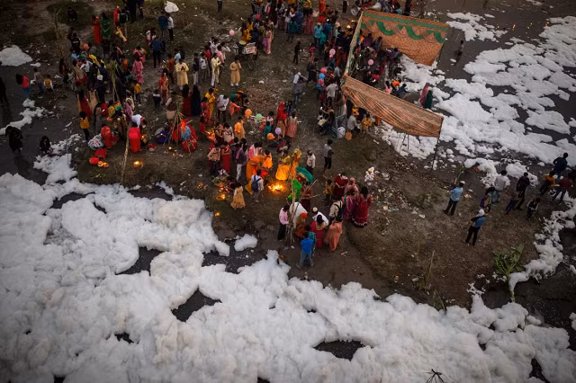 Ảnh: Bất chấp độc hại, người Ấn Độ vẫn ngâm mình tại con sông nổi tiếng linh thiêng ảnh 5