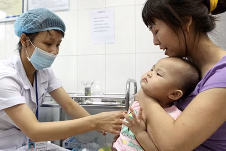 Cách tốt nhất để phòng ho gà ở trẻ là tiêm phòng vắc xin. Ảnh: Thúy Anh