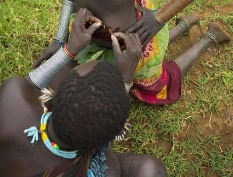 Bộ tộc ở Ethiopia coi cơ thể càng nhiều sẹo lồi càng đẹp - Ảnh 1 Bo toc o Ethiopia coi co the cang nhieu seo loi cang dep - Anh 1