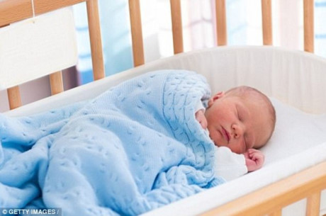 Ôm bé sơ sinh khi ngủ, hối hận không kịp - Ảnh 2 Om be so sinh khi ngu, hoi han khong kip - Anh 2