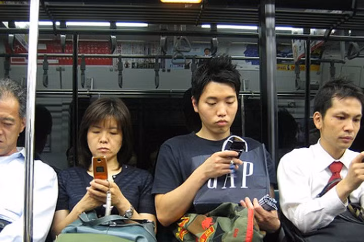 Sử dụng điện thoại, giới trẻ có nguy cơ đau vai gáy và thoát vị đĩa đệm sớm