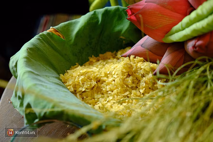 Học Master Chef Ngô Thanh Hòa làm bánh Trung thu cốm gom đủ phong vị của 2 miền