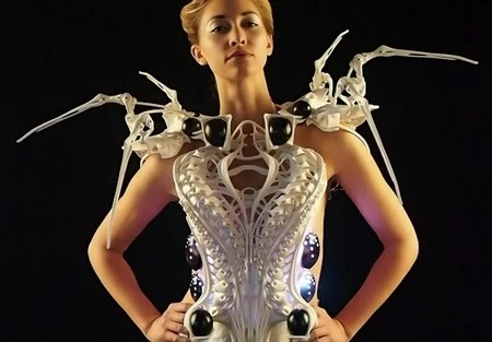 Chiếc váy Spider Dress có thiết kế đặc biệt giúp người dùng tự vệ khi bị người khác tiếp cận và gây lo lắng