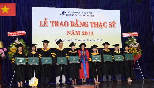 326 tân thạc sỹ Trường ĐH Mở TP HCM nhận bằng tốt nghiệp