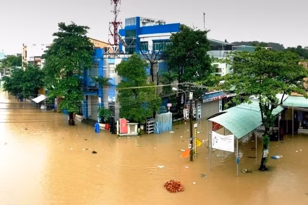 Mưa lớn khiến nhiều khu vực huyện Duy Xuyên (Quảng Nam) ngập sâu.
