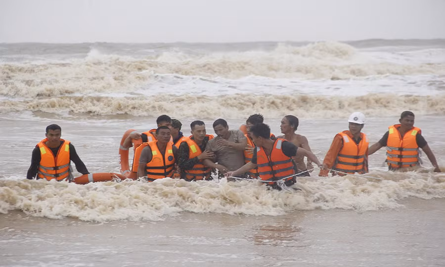 Dùng trực thăng cứu 8 người mắc kẹt trên tàu ở Quảng Trị ảnh 5