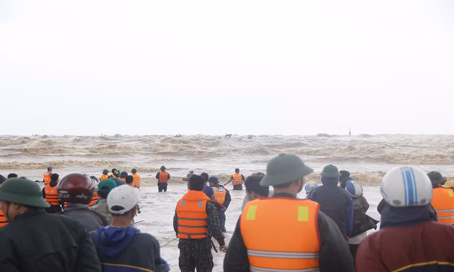 Dùng trực thăng cứu 8 người mắc kẹt trên tàu ở Quảng Trị ảnh 3