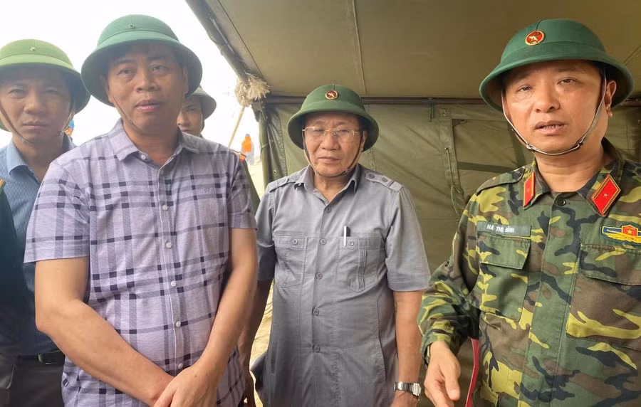 Dùng trực thăng cứu 8 người mắc kẹt trên tàu ở Quảng Trị ảnh 2