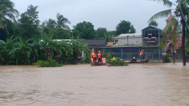 Lực lượng chức năng đi hỗ trợ các hộ dân bị ngập trong lũ.