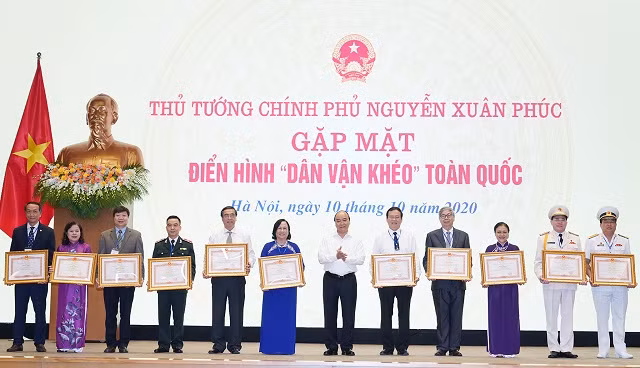 Thủ tướng Nguyễn Xuân Phúc trao Bằng khen cho các tập thể, cá nhân xuất sắc trong công tác dân vận. Ảnh: VGP/Quang Hiếu.