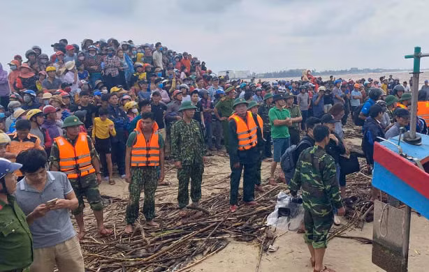 Dùng trực thăng cứu 8 người mắc kẹt trên tàu ở Quảng Trị ảnh 1