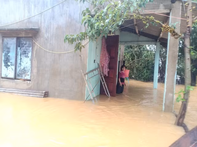 Nước sông dâng cao tràn vào nhà người dân.