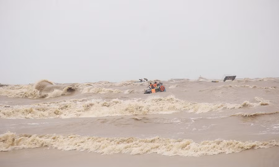 Dùng trực thăng cứu 8 người mắc kẹt trên tàu ở Quảng Trị ảnh 6