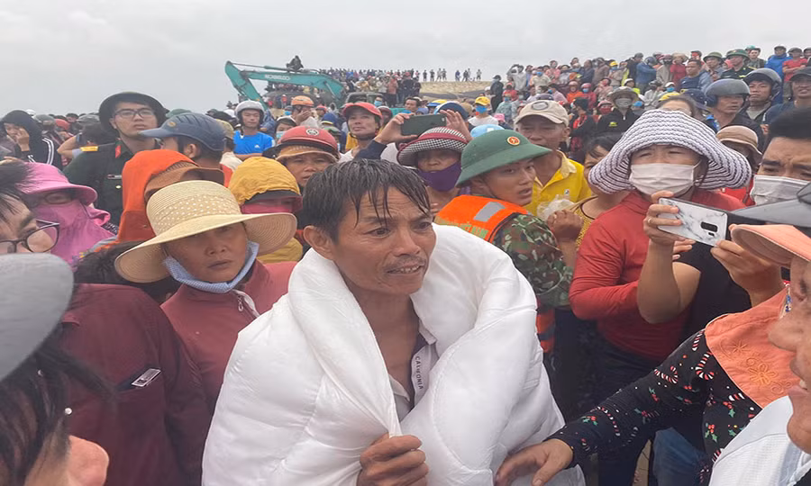 Dùng trực thăng cứu 8 người mắc kẹt trên tàu ở Quảng Trị ảnh 9