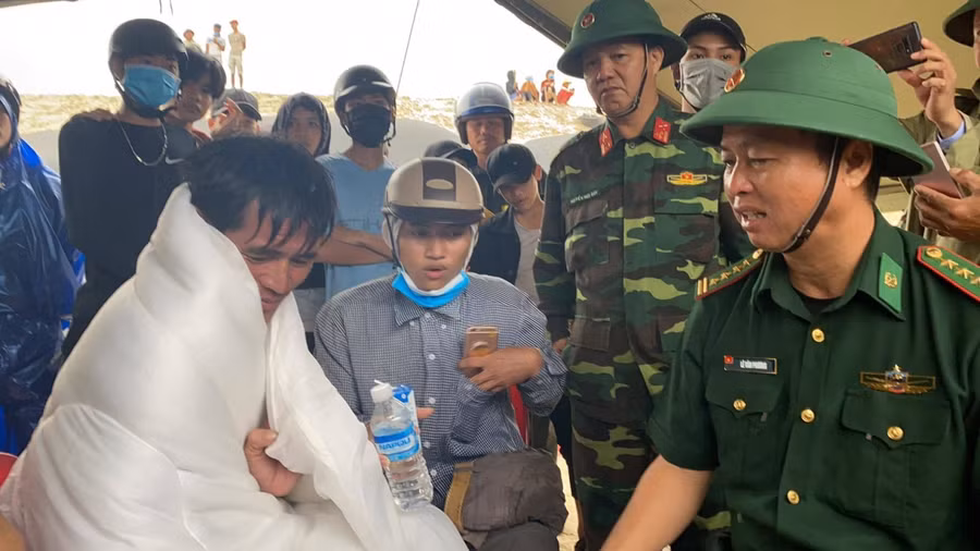 Dùng trực thăng cứu 8 người mắc kẹt trên tàu ở Quảng Trị ảnh 8