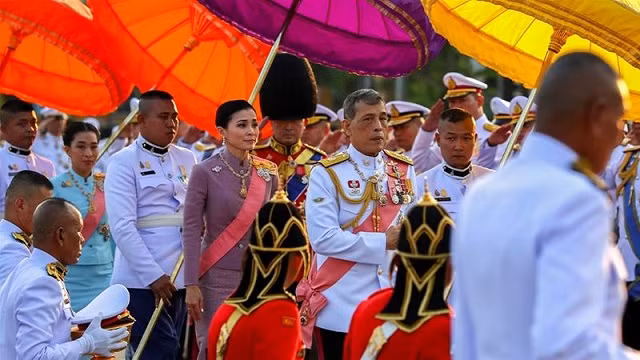 Vua Thái Lan Maha Vajirusongkorn và Hoàng hậu Suthida tại một sự kiện kỷ niệm ngày mất của Vua Chulalongkorn.