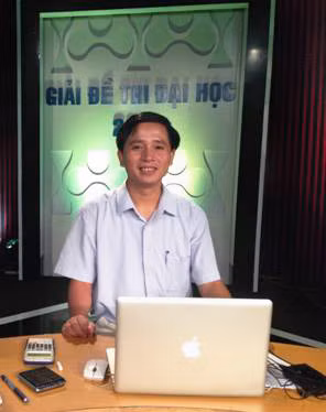 Thầy Lê Tiến Hà trong buổi giải đề thi ĐH năm 2014 trên kênh VTV2