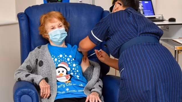 Cụ bà Margaret Keenan được tiêm vaccine chống Covid-19.