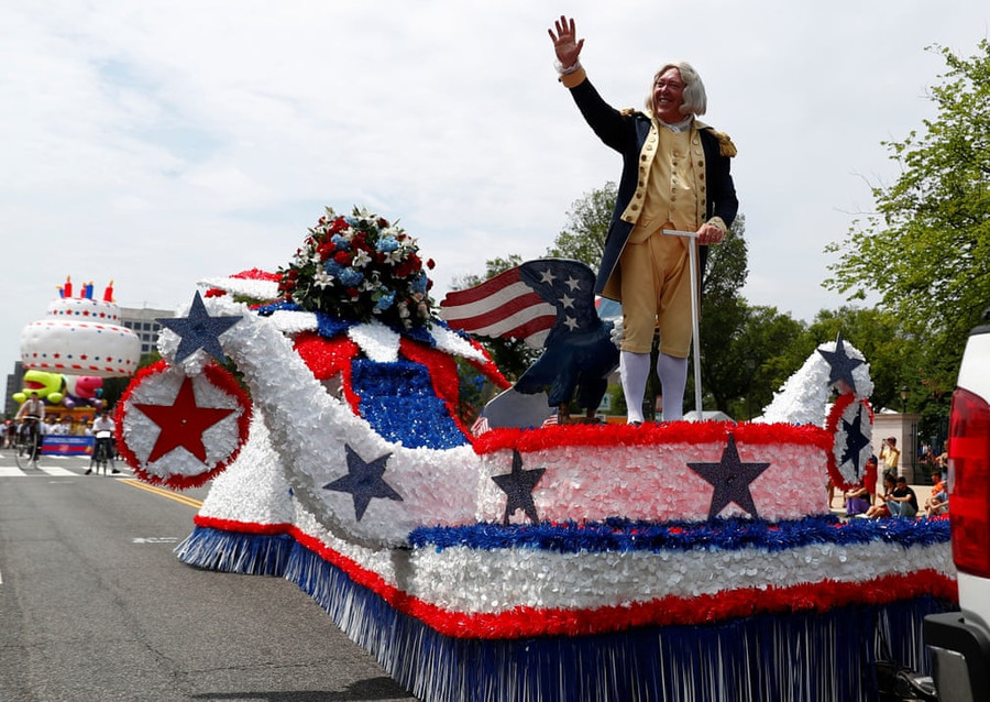 Một người đàn ông ăn mặc như cố TT Mỹ George Washington Một người đàn ông ăn mặc như cố TT Mỹ George Washington
